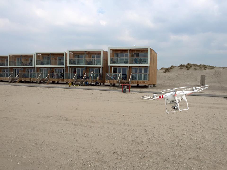 Drone voor de strandhuisjes van Hoek van Holland Drone voor de strandhuisjes van Hoek van Holland