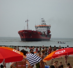 schepen varen vlakbij het strand van Dishoek